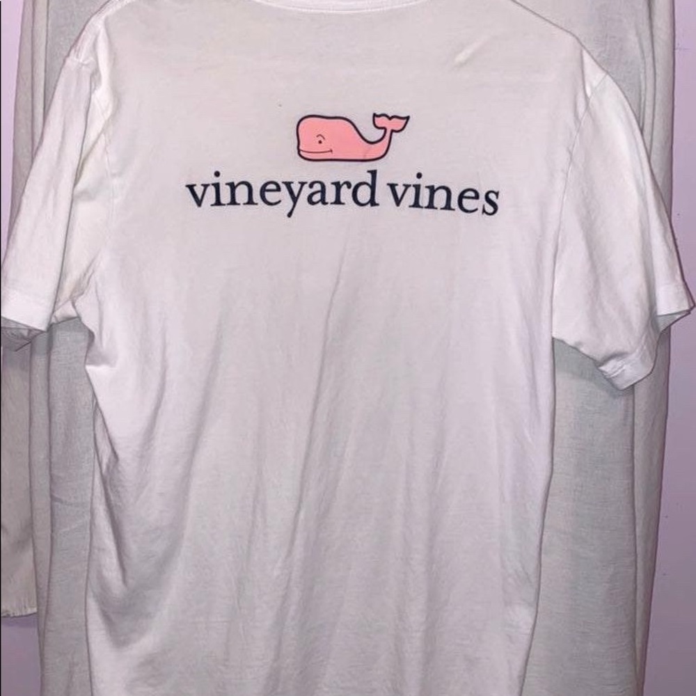 White vineyard vines t shirt, worn a few times